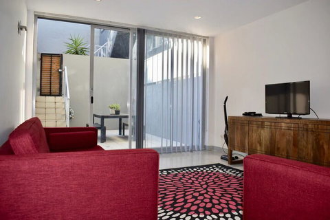 Tranquil 1 Bedroom Apartment With Sunny Courtyard - Accommodation Cairns 6