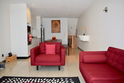 Tranquil 1 Bedroom Apartment With Sunny Courtyard - Accommodation Cairns 3