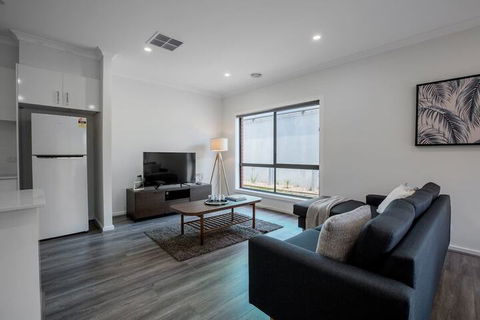 Comfy And Warm Home In Point Cook - Accommodation Cairns 5