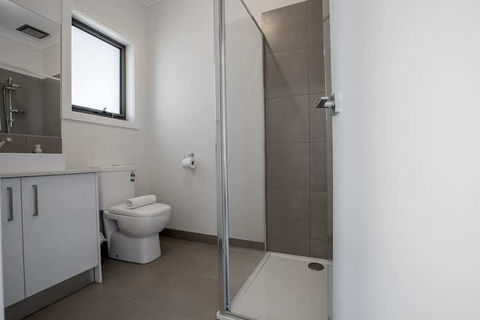 Comfy And Warm Home In Point Cook - Accommodation Cairns 6