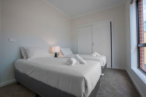Comfy And Warm Home In Point Cook - Accommodation Cairns 3