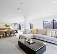 Lightful Charming House With Free Parking - Accommodation Cairns