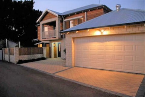 Terrific Townhouse - Accommodation Cairns 0