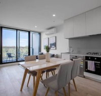 Simple And Cozy Apartment In Parkville - Accommodation Cairns