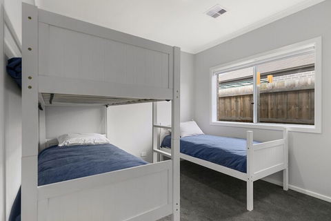 Breeze On Inn Surf Side Free Wifi & Netflix - Accommodation Cairns 3