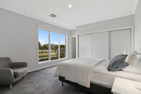 Breeze On Inn Surf Side Free Wifi & Netflix - Accommodation Cairns 4