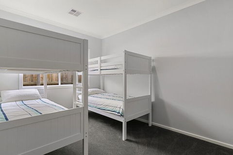 Breeze On Inn Surf Side Free Wifi & Netflix - Accommodation Cairns 7