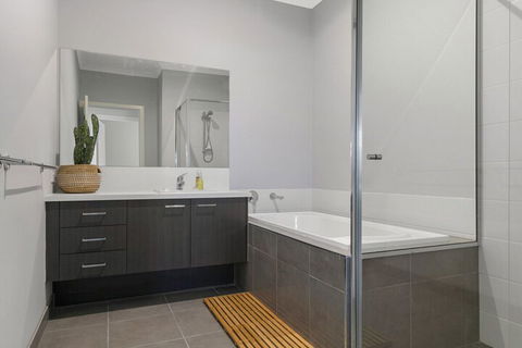 Breeze On Inn Surf Side Free Wifi & Netflix - Accommodation Cairns 5