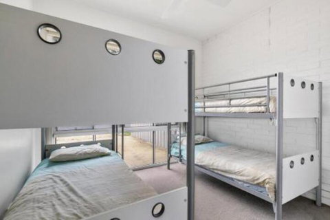 THE BEACH HIVE PET FRIENDLY (OUTSIDE ONLY) INLET SIDE - Accommodation Cairns 3