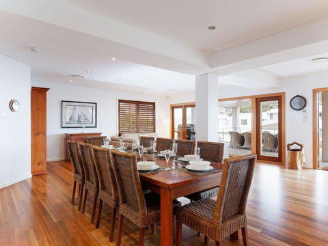 Beauty & The Beach 88 Foreshore Drive Large Home With WIFI & Water Views - Accommodation Cairns 4