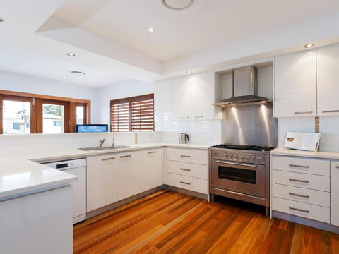 Beauty & The Beach 88 Foreshore Drive Large Home With WIFI & Water Views - Accommodation Cairns 6