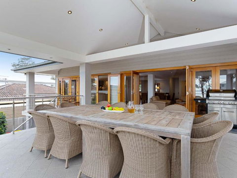 Beauty & The Beach 88 Foreshore Drive Large Home With WIFI & Water Views - Accommodation Cairns 3