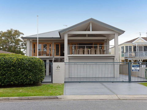 Beauty & The Beach 88 Foreshore Drive Large Home With WIFI & Water Views - Accommodation Cairns 1