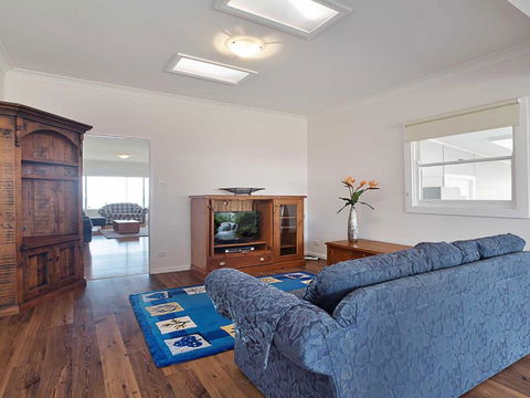Beached Inn 93 Foreshore Drive Spacious Beach Front House - Accommodation Cairns 6