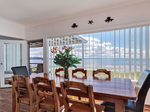 Beached Inn 93 Foreshore Drive Spacious Beach Front House - Accommodation Cairns 4
