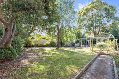 GUMS & ROSES Family Home In The Heart Of Town. - Accommodation Cairns 0