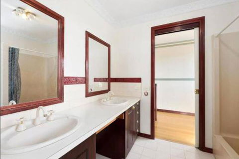 GUMS & ROSES Family Home In The Heart Of Town. - Accommodation Cairns 3