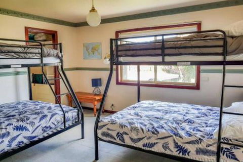 GUMS & ROSES Family Home In The Heart Of Town. - Accommodation Cairns 1