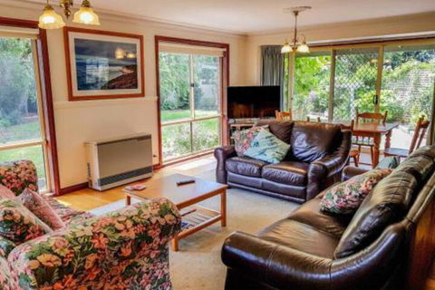 GUMS & ROSES Family Home In The Heart Of Town. - Accommodation Cairns 4