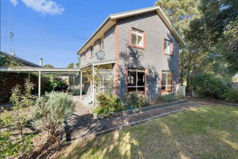 GUMS & ROSES Family Home In The Heart Of Town. - Accommodation Cairns 6
