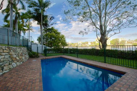 Modern Studio Apartment With Pool & Amazing Views - Accommodation Cairns 3