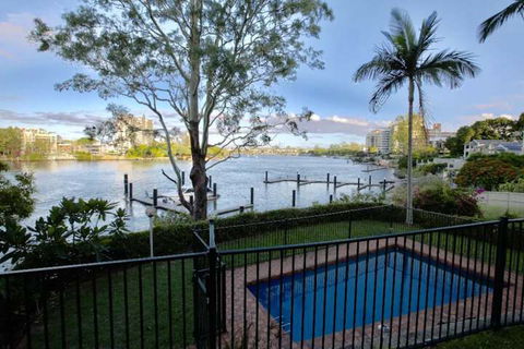 Modern Studio Apartment With Pool & Amazing Views - Accommodation Cairns 2