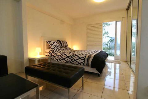 Modern Studio Apartment With Pool & Amazing Views - Accommodation Cairns 7