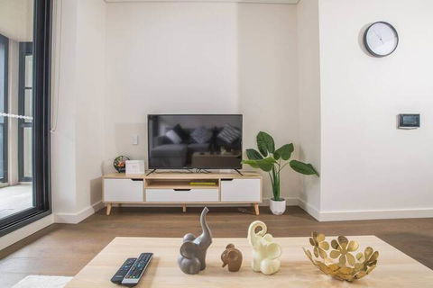 Bright & Modern! 2bed 2bath APT With Parking - Accommodation Cairns 3