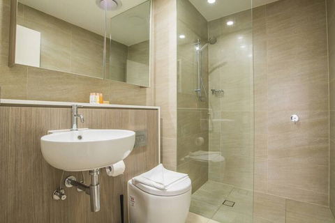 Bright & Modern! 2bed 2bath APT With Parking - Accommodation Cairns 6