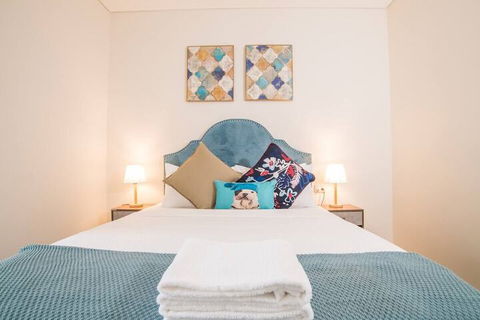 Bright & Modern! 2bed 2bath APT With Parking - Accommodation Cairns 2