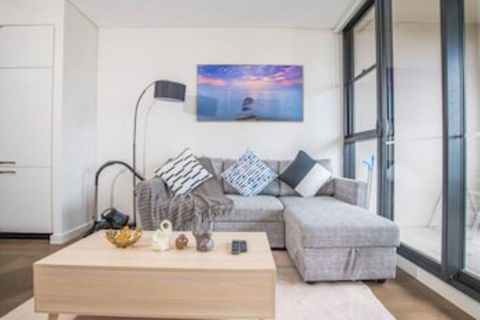 Bright & Modern! 2bed 2bath APT With Parking - Accommodation Cairns 0