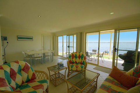 Blue Water At Mannering Park - Accommodation Cairns 7
