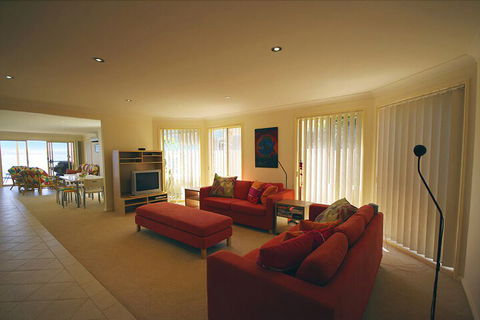 Blue Water At Mannering Park - Accommodation Cairns 3