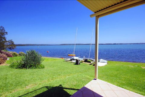 Blue Water At Mannering Park - Accommodation Cairns 0