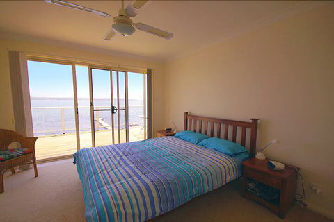 Blue Water At Mannering Park - Accommodation Cairns 5