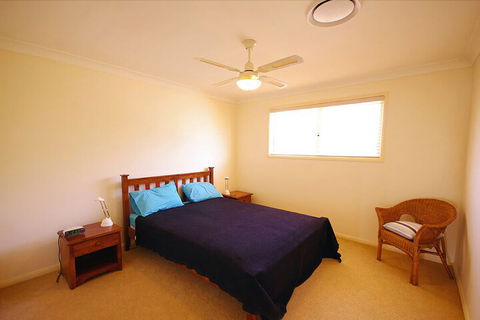 Blue Water At Mannering Park - Accommodation Cairns 6