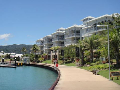 Boathouse Port Of Airlie - Accommodation Cairns 3