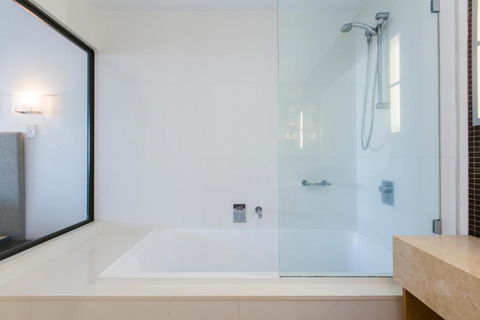 Boathouse Port Of Airlie - Accommodation Cairns 5