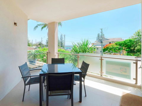 Bimbadeen Unit 3 Across From The Beach Lift In Complex - Accommodation Cairns 4