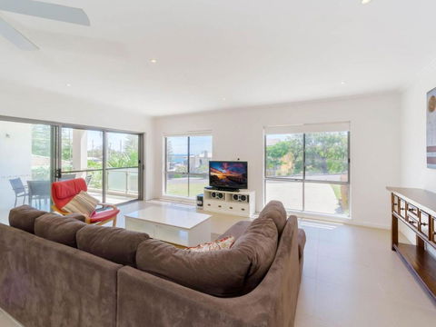 Bimbadeen Unit 3 Across From The Beach Lift In Complex - Accommodation Cairns 5