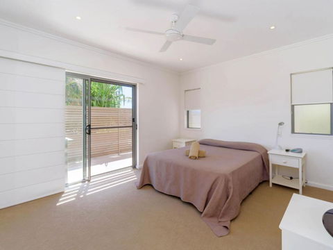 Bimbadeen Unit 3 Across From The Beach Lift In Complex - Accommodation Cairns 3