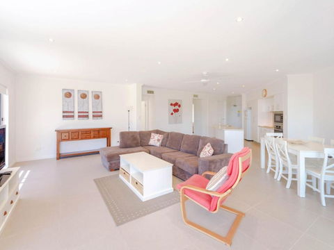 Bimbadeen Unit 3 Across From The Beach Lift In Complex - Accommodation Cairns 6