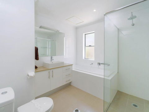 Bimbadeen Unit 3 Across From The Beach Lift In Complex - Accommodation Cairns 1