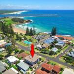 Bimbadeen Unit 3 Across From The Beach Lift In Complex - Accommodation Cairns 0