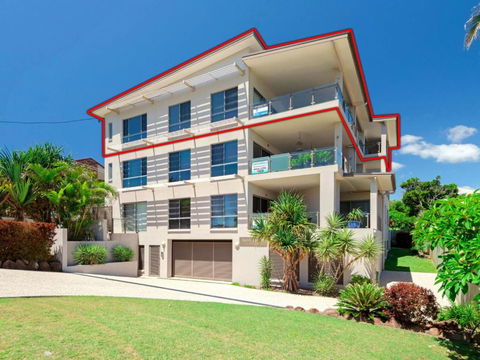 Bimbadeen Penthouse Across The Road From Main Beach! - Accommodation Cairns 3