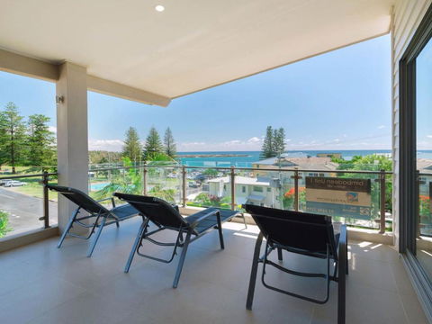 Bimbadeen Penthouse Across The Road From Main Beach! - Accommodation Cairns 5