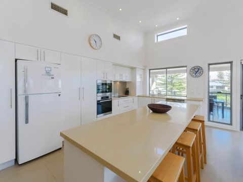 Bimbadeen Penthouse Across The Road From Main Beach! - Accommodation Cairns 1