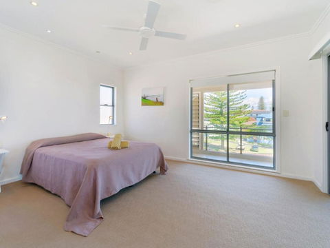 Bimbadeen Penthouse Across The Road From Main Beach! - Accommodation Cairns 2