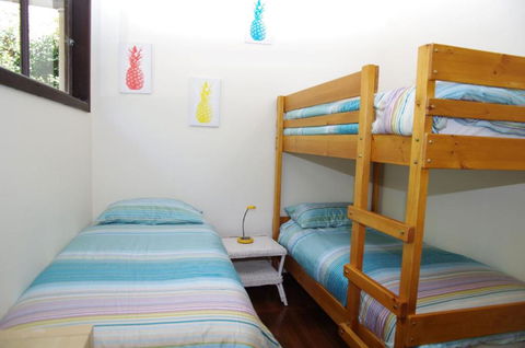 Barrels Beach House 28 Dulconghi Street - Accommodation Cairns 3