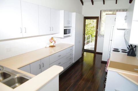 Barrels Beach House 28 Dulconghi Street - Accommodation Cairns 6